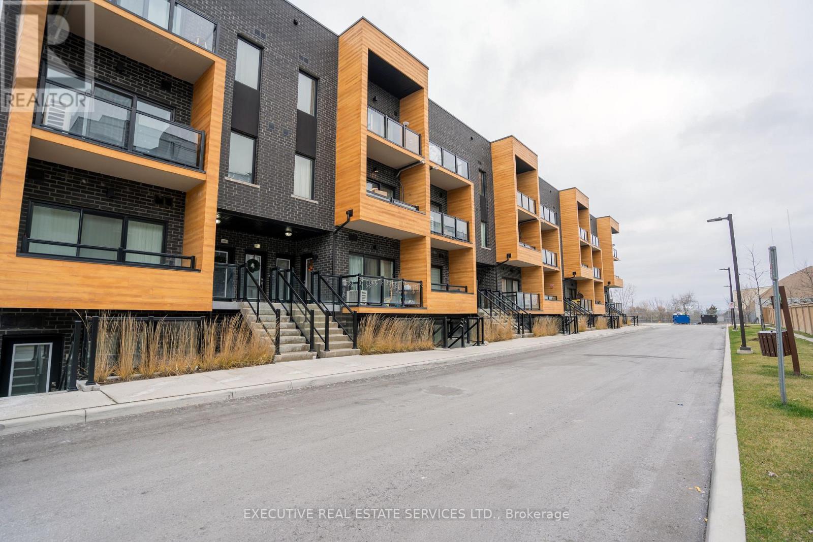 Row / Townhouse for Sale in 226 - 1145 JOURNEYMAN LANE|Mississauga (Clarkson), Ontario L5J0B5 3