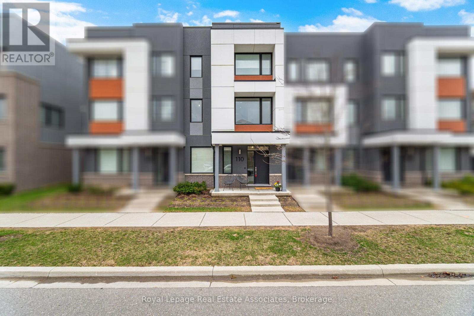 Row / Townhouse for Sale in 110 HUGUENOT ROAD|Oakville (GO Glenorchy), Ontario L6H0J6 2