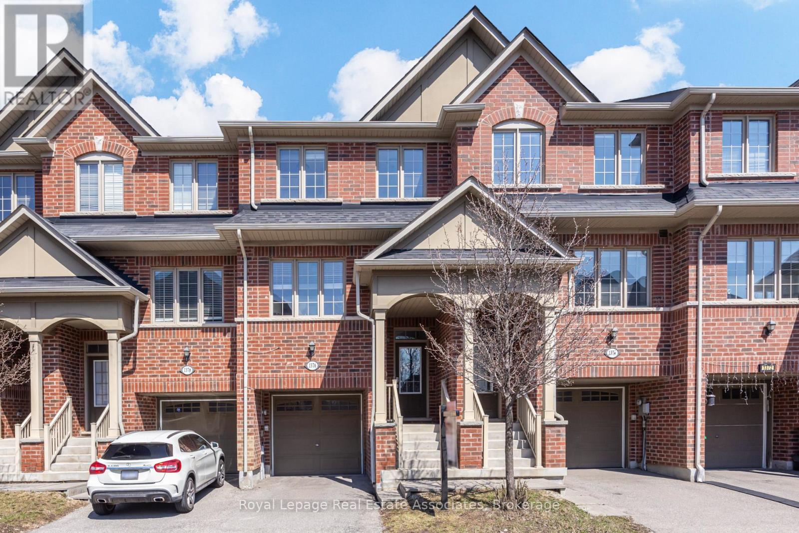 Row / Townhouse for Sale in 1376 GRANROCK CRESCENT|Mississauga (East Credit), Ontario L5V0E1 2