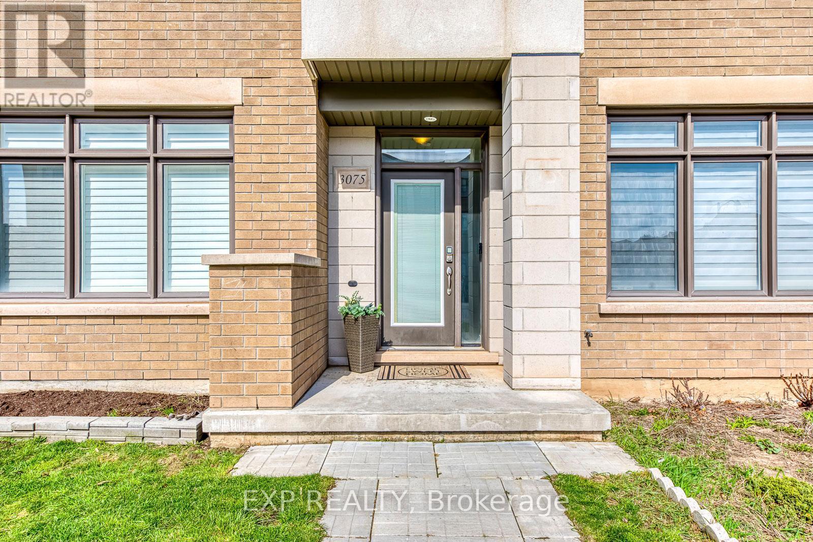 Row / Townhouse for Sale in 3075 ERNEST APPELBE BOULEVARD|Oakville (GO Glenorchy), Ontario L6H0M1 2