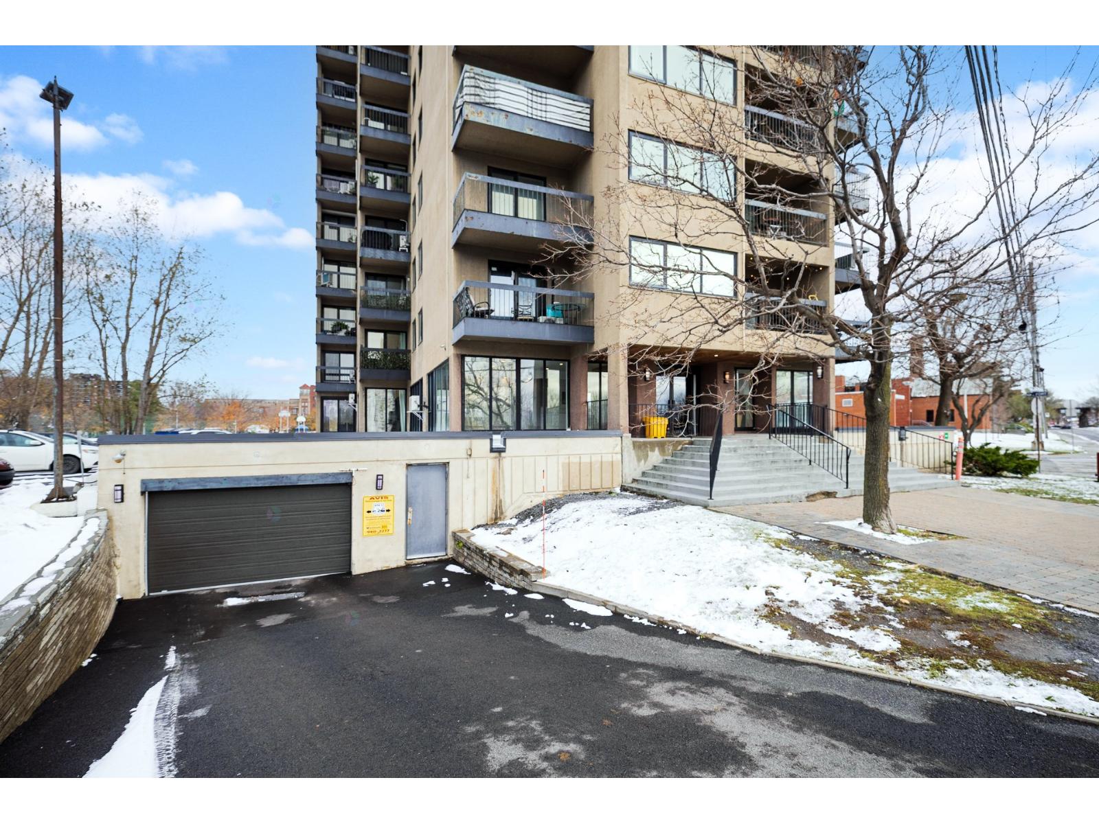 231 Rue Riverside, #404, Saint-Lambert, Quebec J4P1A3