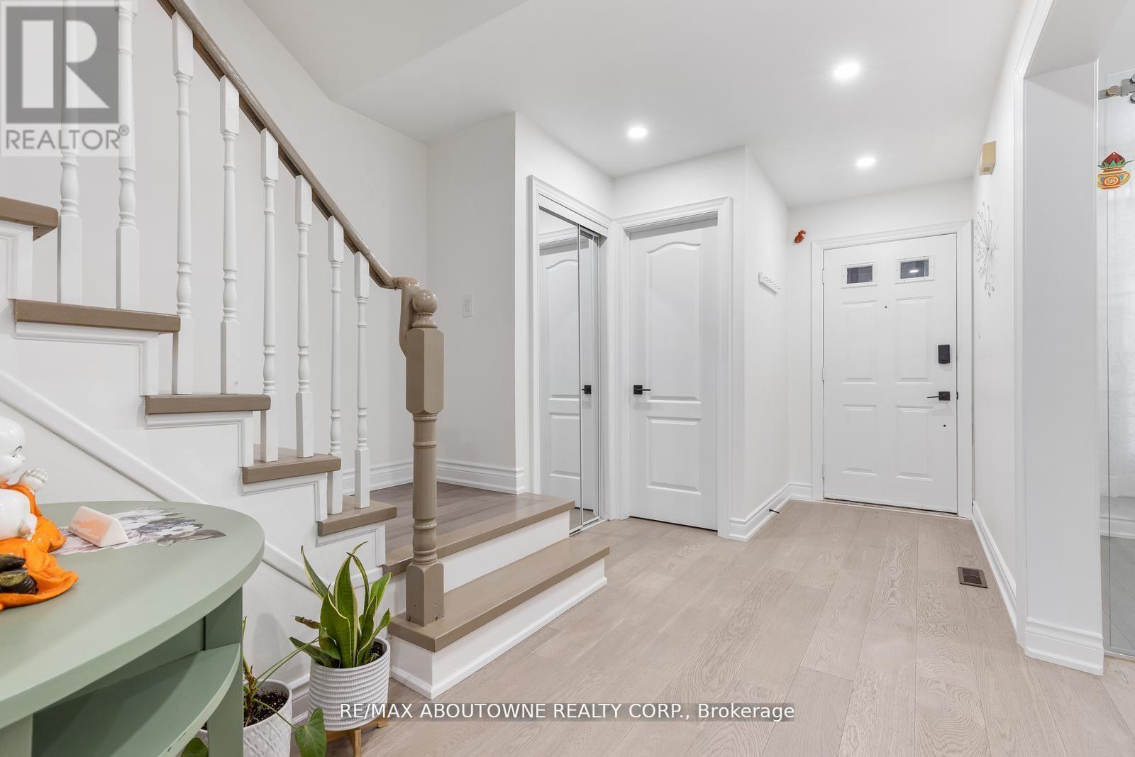 Row / Townhouse for Sale in 1118 AVONDALE DRIVE|Oakville (WC Wedgewood Creek), Ontario L6H5L4 4