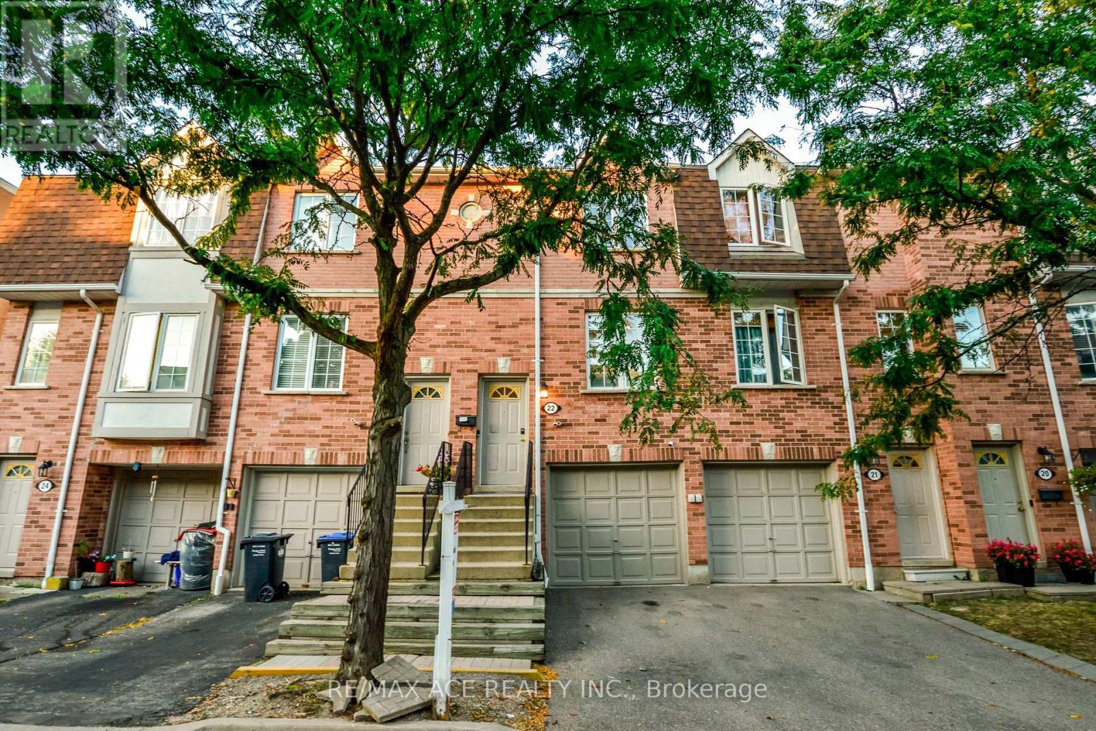 Row / Townhouse for Sale in 22 - 1525 SOUTH PARADE COURT|Mississauga (East Credit), Ontario L5M6E9