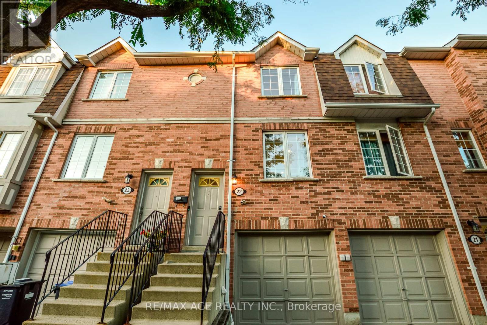Row / Townhouse for Sale in 22 - 1525 SOUTH PARADE COURT|Mississauga (East Credit), Ontario L5M6E9 2