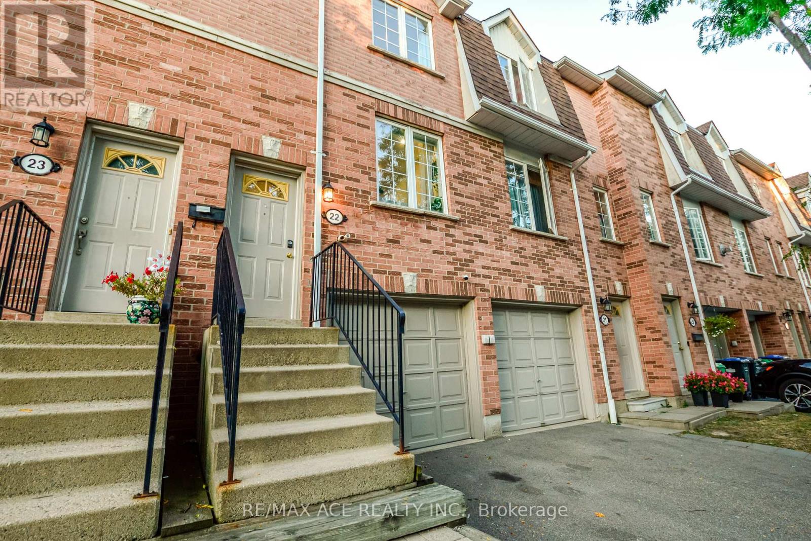 Row / Townhouse for Sale in 22 - 1525 SOUTH PARADE COURT|Mississauga (East Credit), Ontario L5M6E9 3