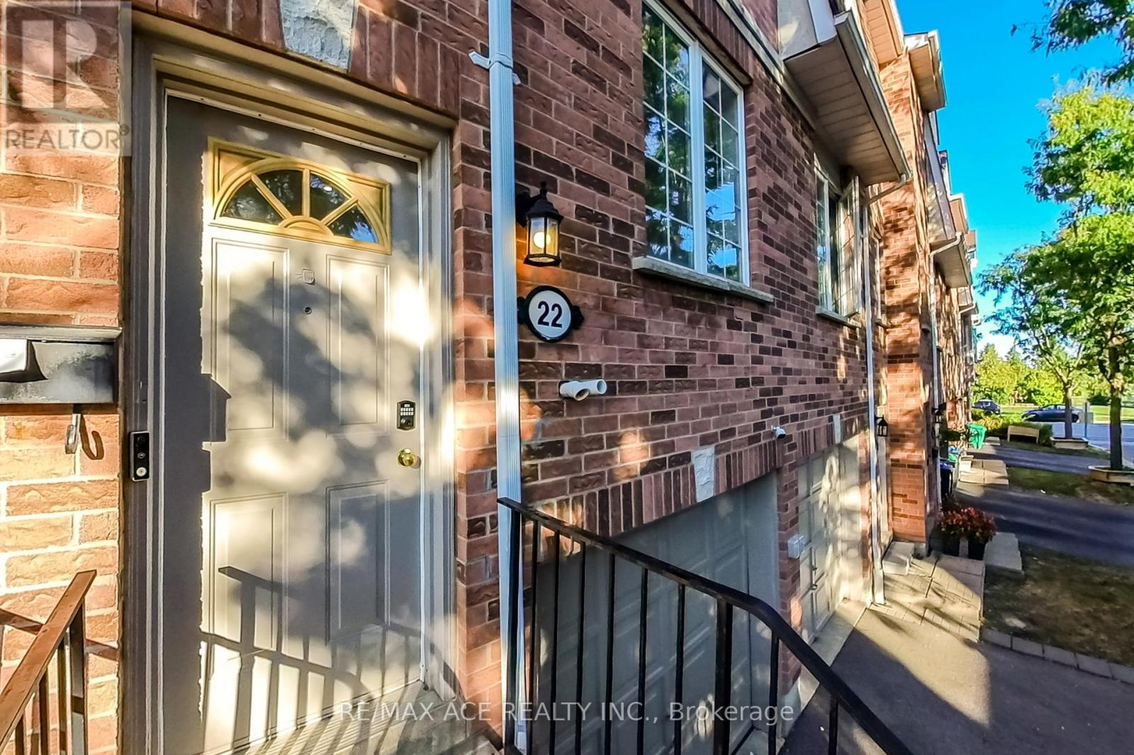 Row / Townhouse for Sale in 22 - 1525 SOUTH PARADE COURT|Mississauga (East Credit), Ontario L5M6E9 4