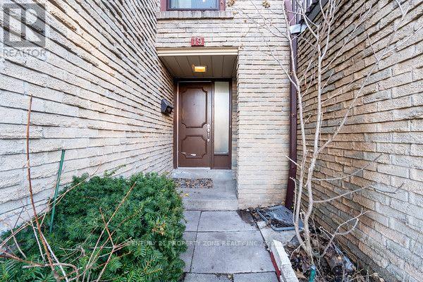 Row / Townhouse for Sale in 19 - 6860 GLEN ERIN DRIVE W|Mississauga (Meadowvale), Ontario L5N2E1 2
