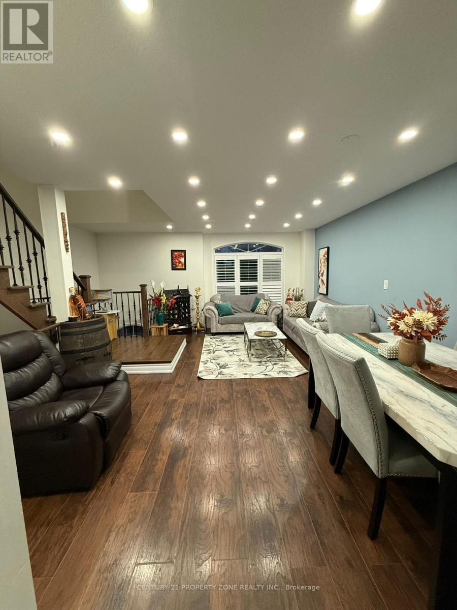 Row / Townhouse for Sale in 321 ASPENDALE CRESCENT|Mississauga (Meadowvale Village), Ontario L5W0E7 2