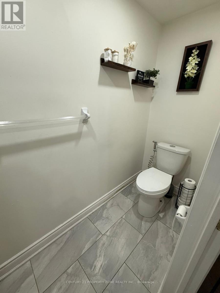 Row / Townhouse for Sale in 321 ASPENDALE CRESCENT|Mississauga (Meadowvale Village), Ontario L5W0E7 4