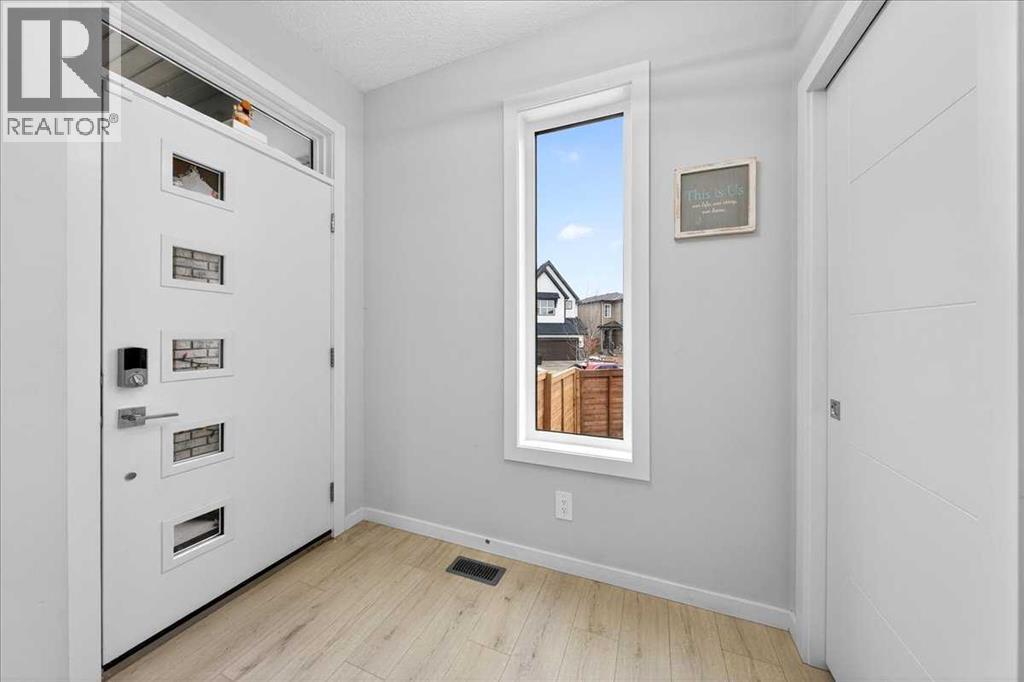 House for Sale in 318 Walcrest Way SE|Calgary, Alberta T2X4V8 4