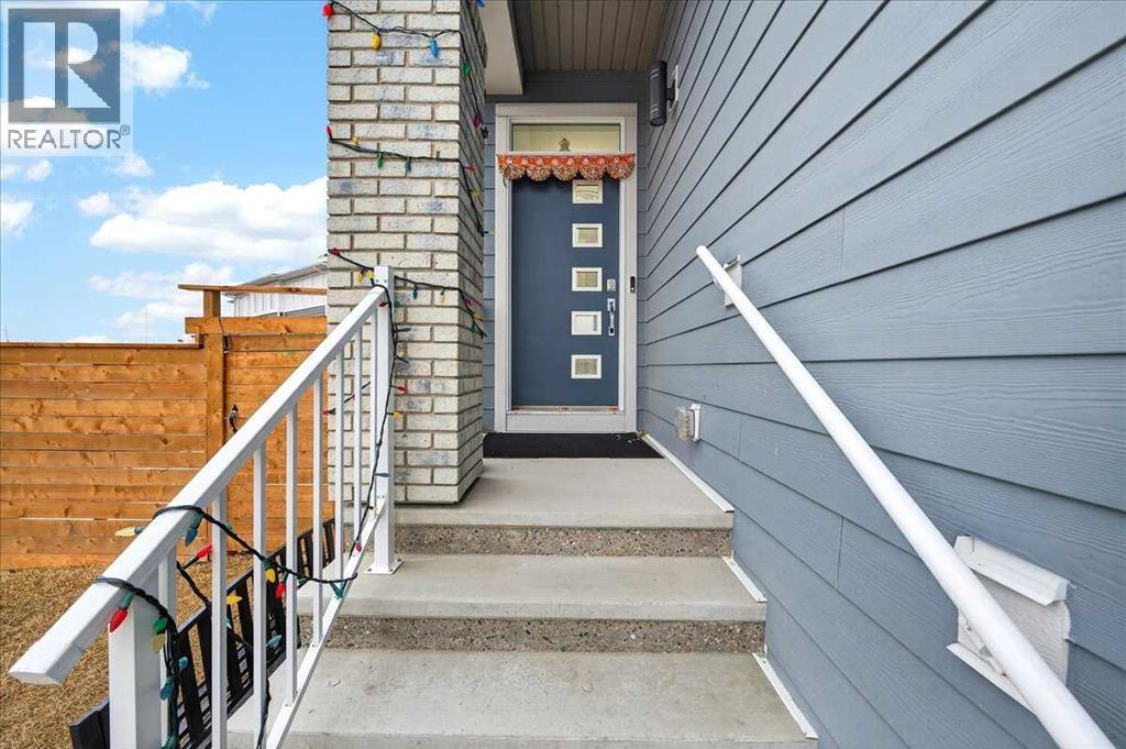 House for Sale in 318 Walcrest Way SE|Calgary, Alberta T2X4V8 3