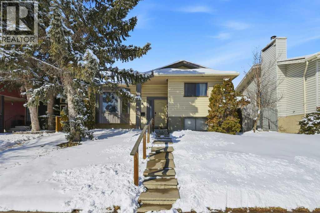 House for Sale in 228 Castleridge Drive NE|Calgary, Alberta T3J1X3