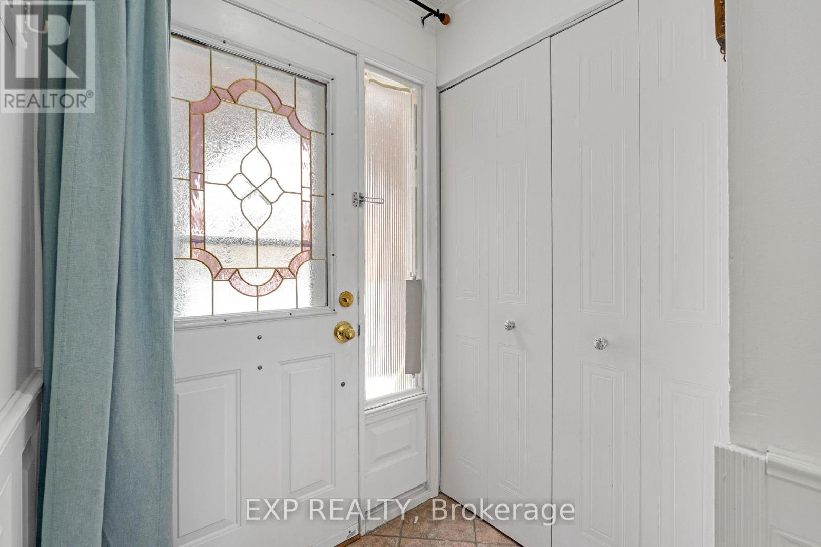 Row / Townhouse for Sale in 4 - 1180 MISSISSAUGA VALLEY BOULEVARD|Mississauga (Mississauga Valleys), Ontario L5A3M9 2