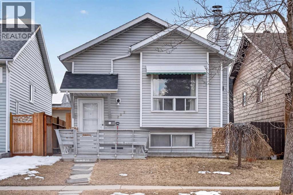 House for Sale in 252 Erin Woods Drive SE|Calgary, Alberta T2B3B9