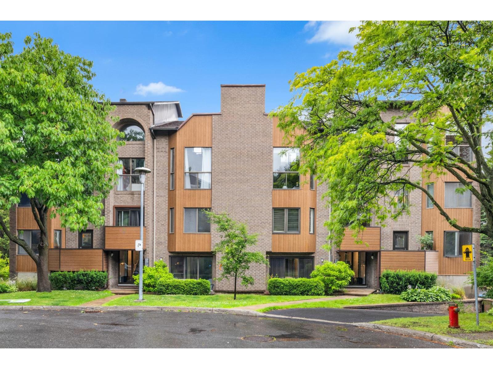 5407 Place Plamondon, Saint-Lambert, Quebec J4S1W4