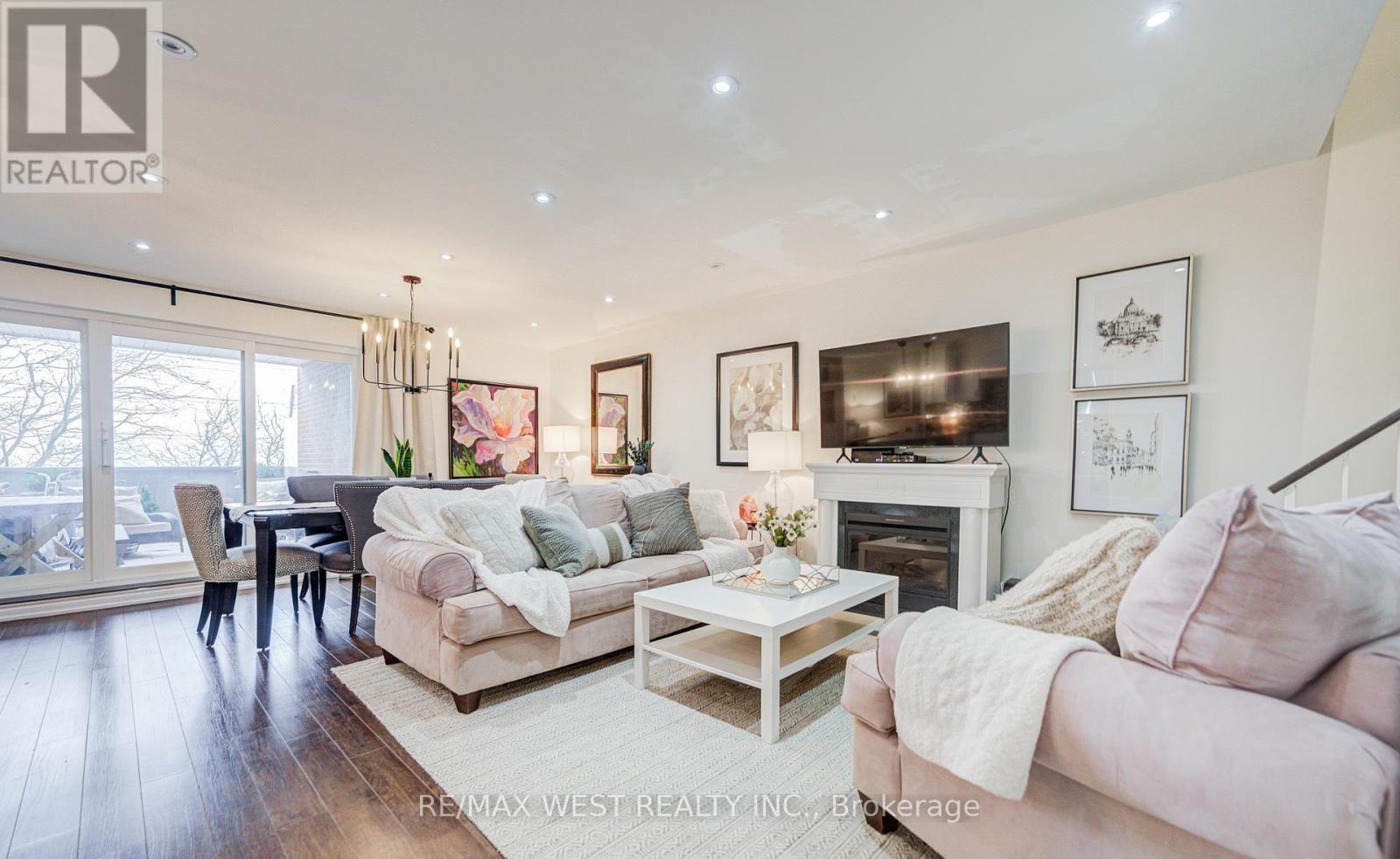 Row / Townhouse for Sale in 320 - 3025 THE CREDIT WOODLANDS DRIVE|Mississauga (Erindale), Ontario L5C2V3 2