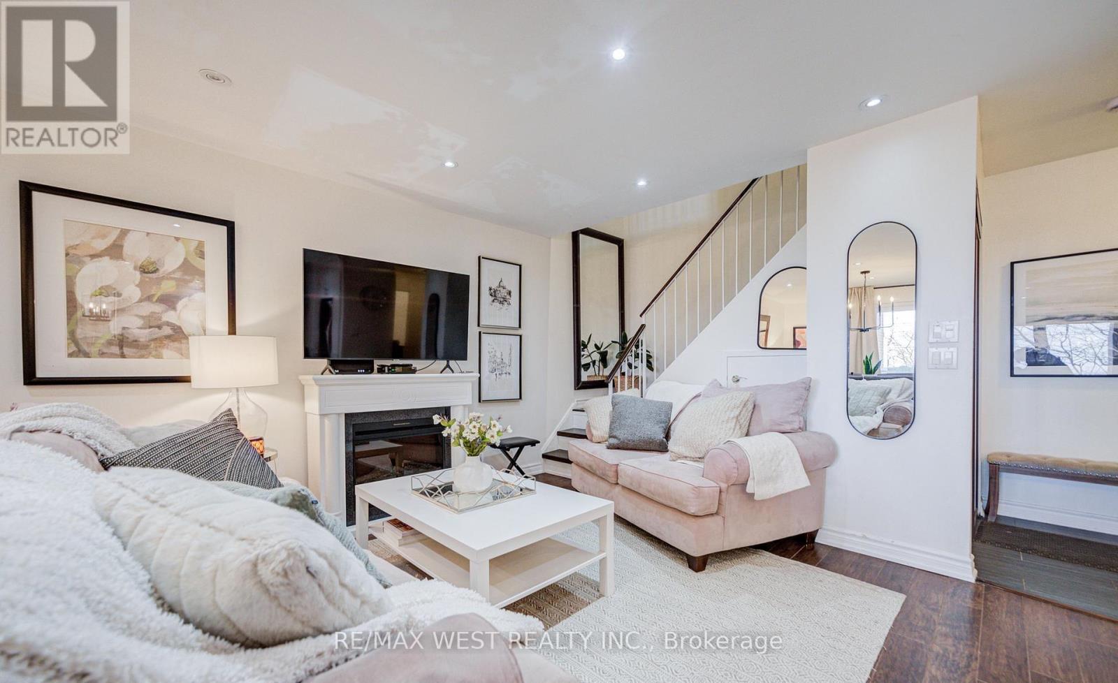 Row / Townhouse for Sale in 320 - 3025 THE CREDIT WOODLANDS DRIVE|Mississauga (Erindale), Ontario L5C2V3 3