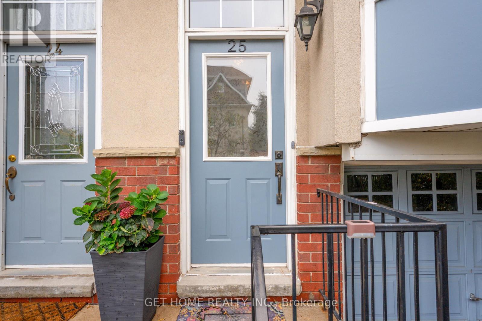 Row / Townhouse for Sale in 25 - 840 DUNDAS STREET W|Mississauga (Erindale), Ontario L5C1C2