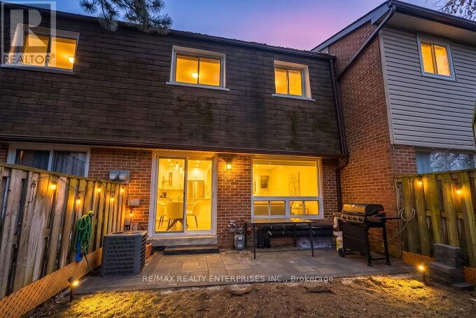 Row / Townhouse for Sale in 27 - 3025 CEDARGLEN GATE|Mississauga (Erindale), Ontario L5C2V7 2