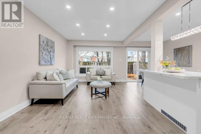 Row / Townhouse for Sale in 27 - 3025 CEDARGLEN GATE|Mississauga (Erindale), Ontario L5C2V7 5