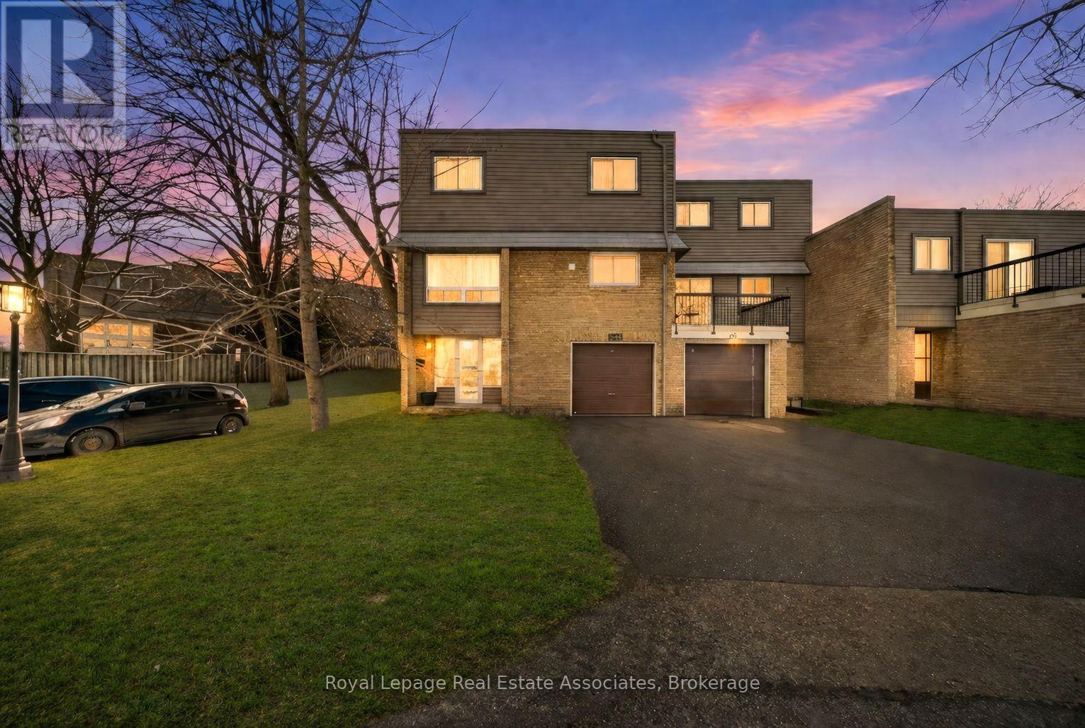 Row / Townhouse for Sale in 111 - 2315 BROMSGROVE ROAD|Mississauga (Clarkson), Ontario L5J4A6 2