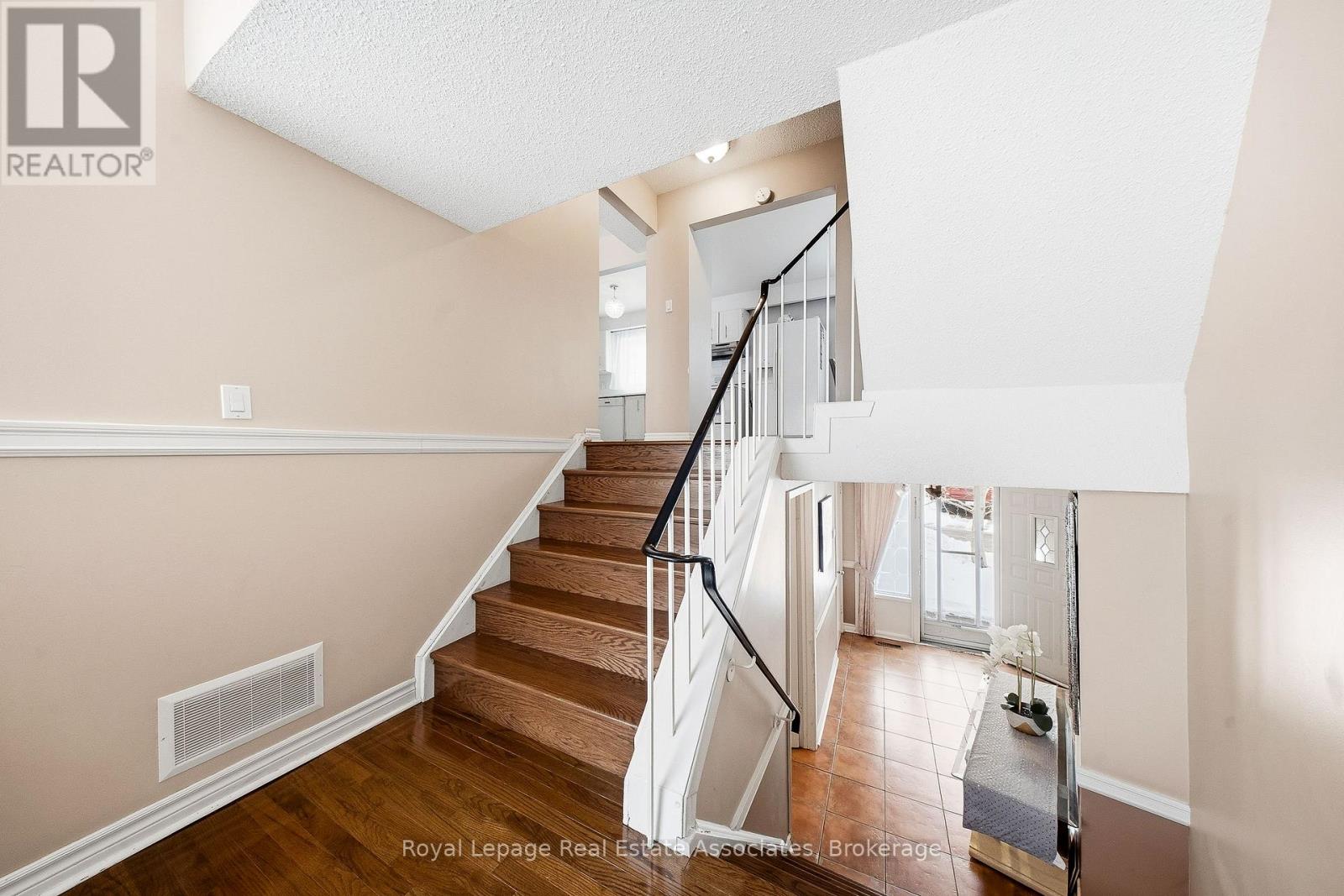 Row / Townhouse for Sale in 111 - 2315 BROMSGROVE ROAD|Mississauga (Clarkson), Ontario L5J4A6 4