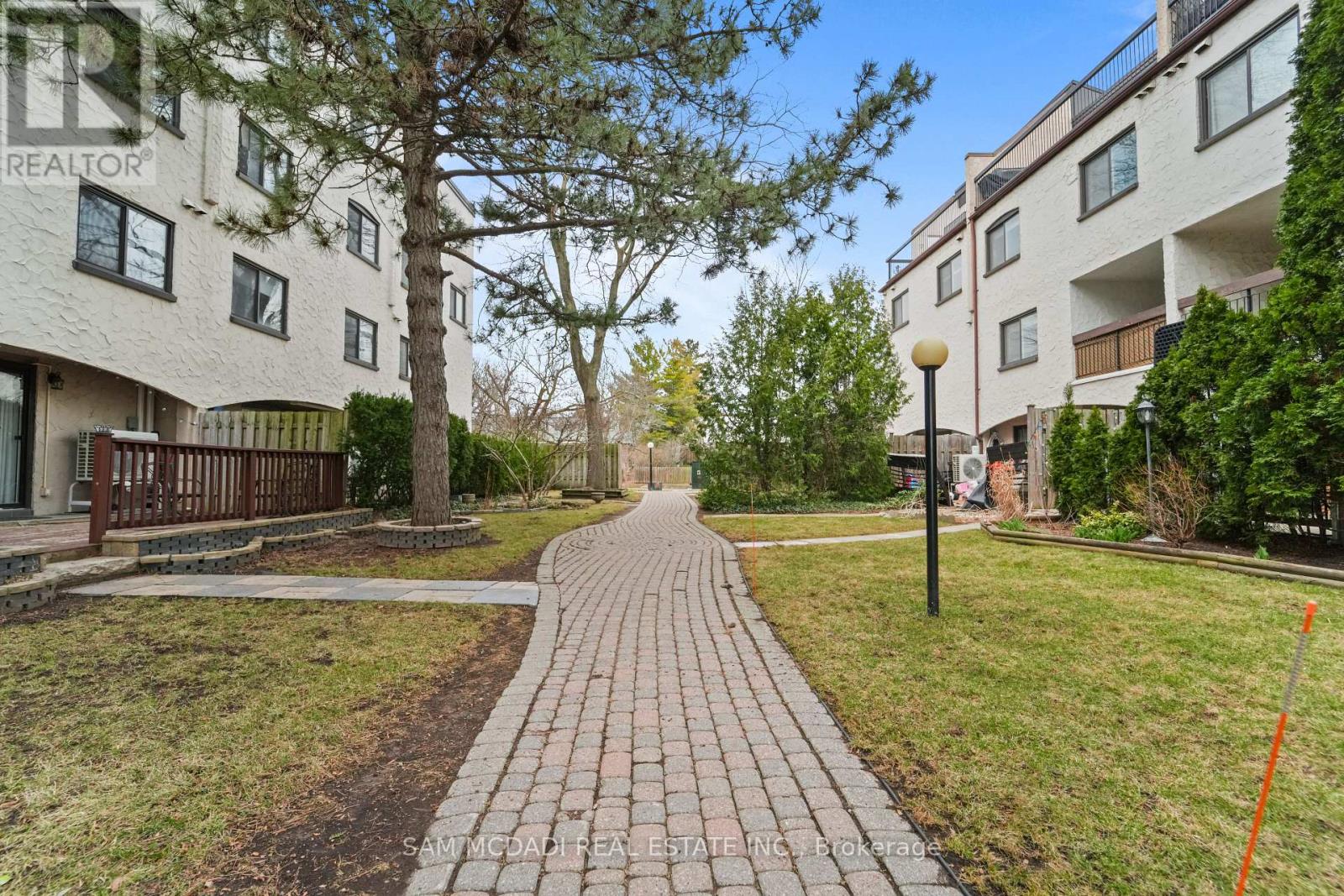 Row / Townhouse for Sale in 112 - 1050 FALGARWOOD DRIVE|Oakville (FA Falgarwood), Ontario L6H2P3 2