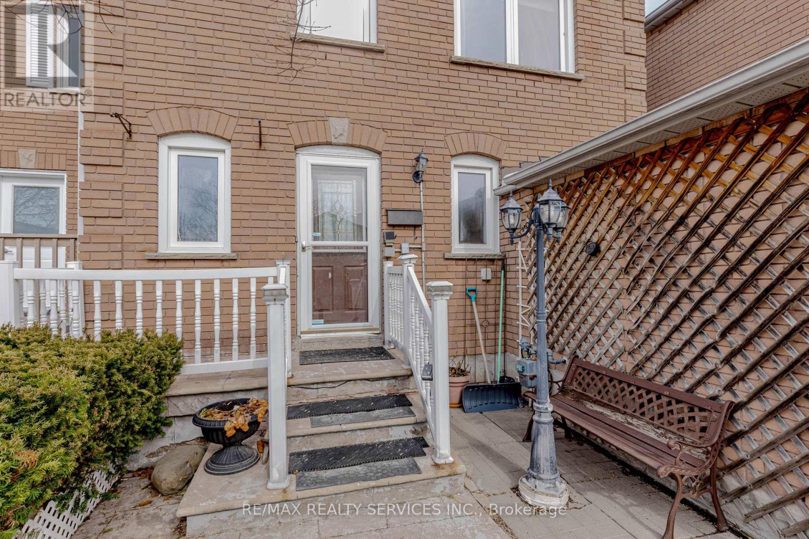 Row / Townhouse for Sale in 130 CUTTERS CRESCENT|Brampton (Fletcher's West), Ontario L6Y4J8 3