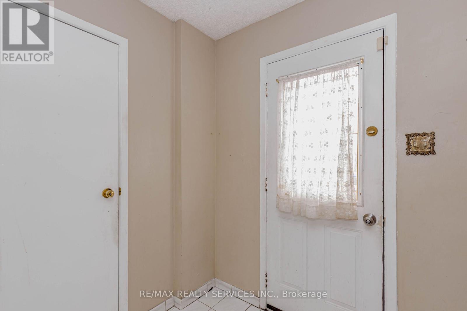 Row / Townhouse for Sale in 130 CUTTERS CRESCENT|Brampton (Fletcher's West), Ontario L6Y4J8 4