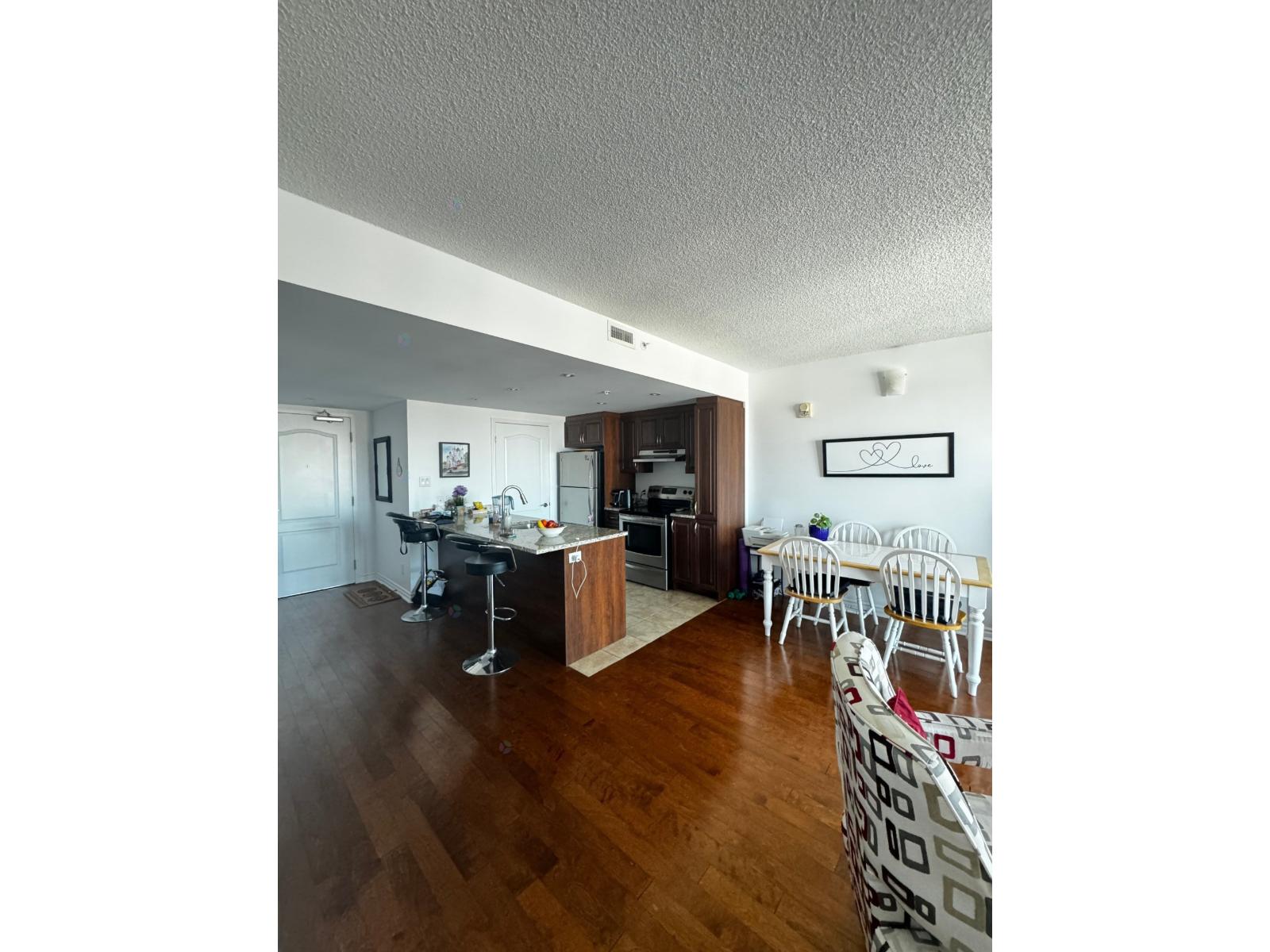7620 Boul. Marie-Victorin, #806, Brossard, Quebec J4W1B2