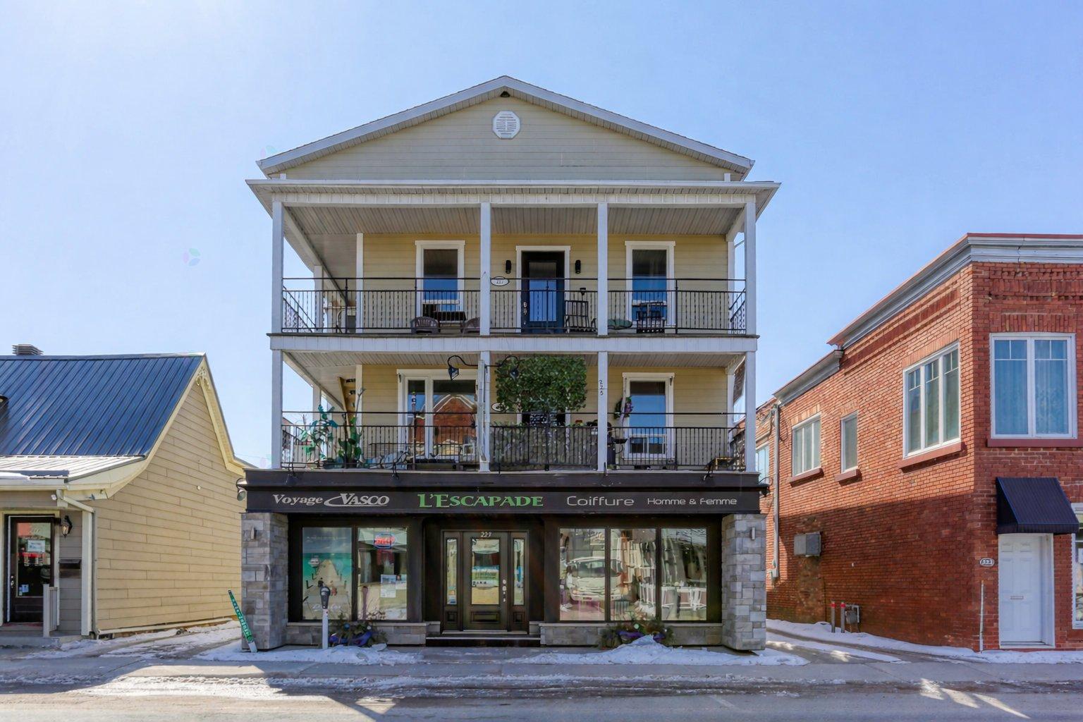 221-229 Av. St-Laurent, Louiseville, Quebec J5V1K1