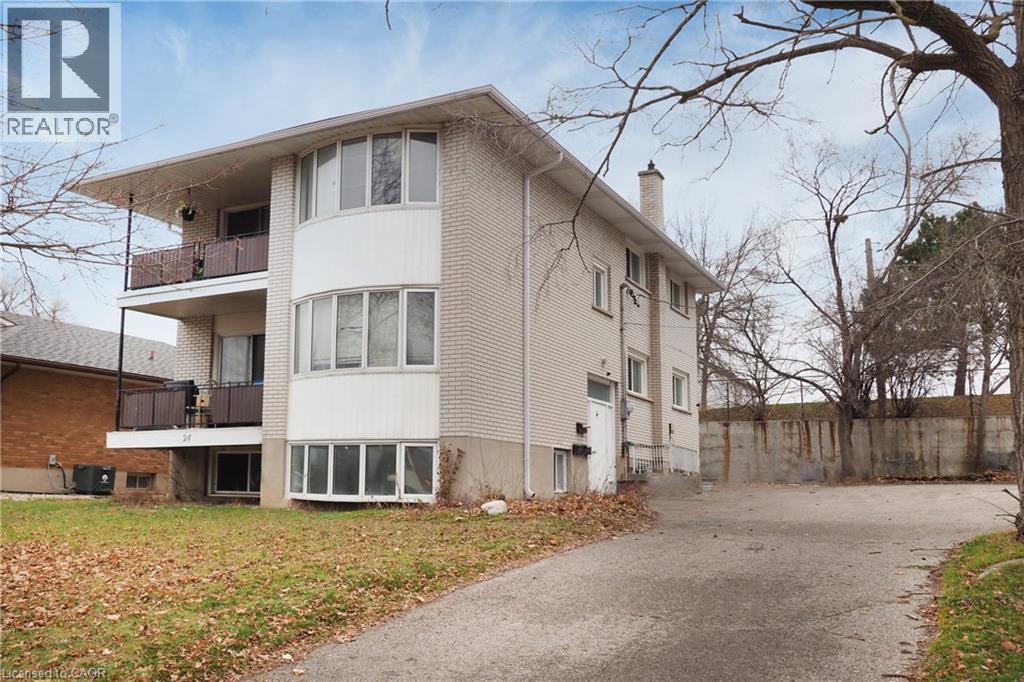 24 AUSTIN Drive, Waterloo, Ontario N2L3Y1