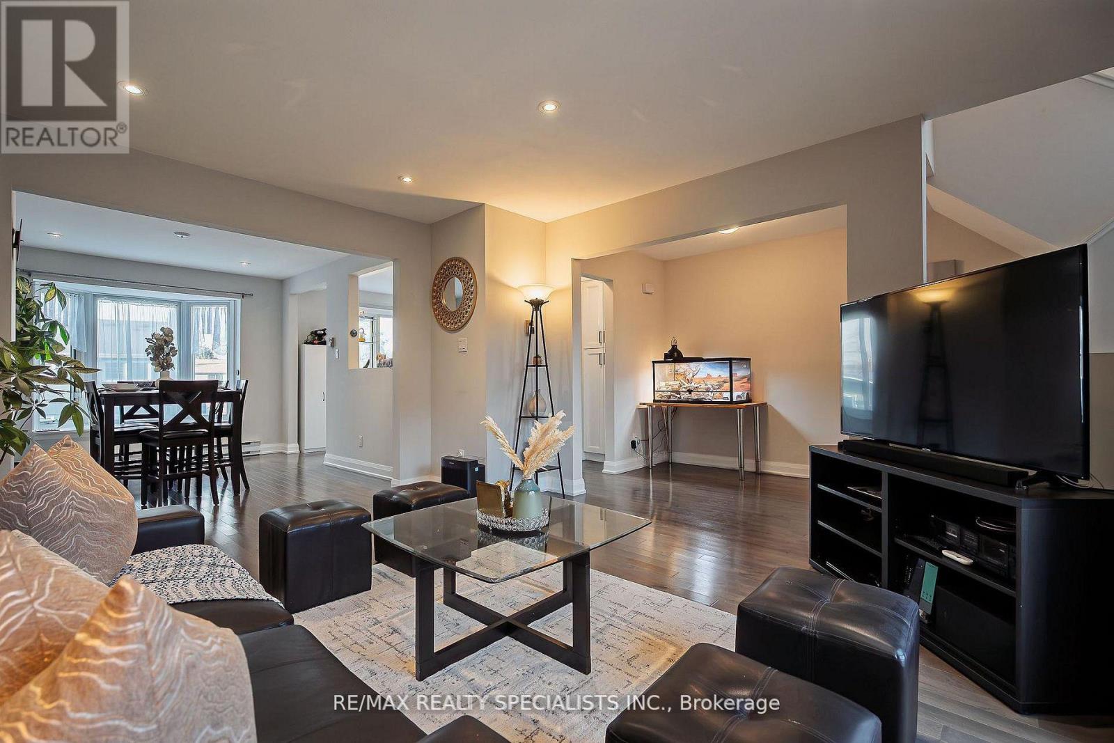 Row / Townhouse for Sale in 8 - 6780 FORMENTERA AVENUE|Mississauga (Meadowvale), Ontario L5N2L1 4