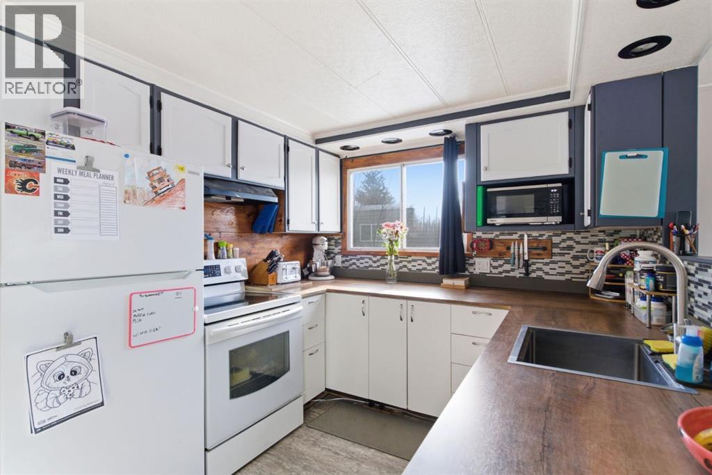 Mobile Home for Sale in 124, 3223 83 Street NW|Calgary, Alberta T3B5N1 2