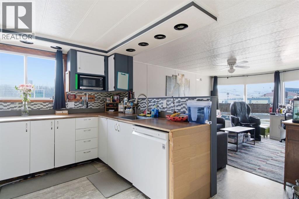 Mobile Home for Sale in 124, 3223 83 Street NW|Calgary, Alberta T3B5N1 3