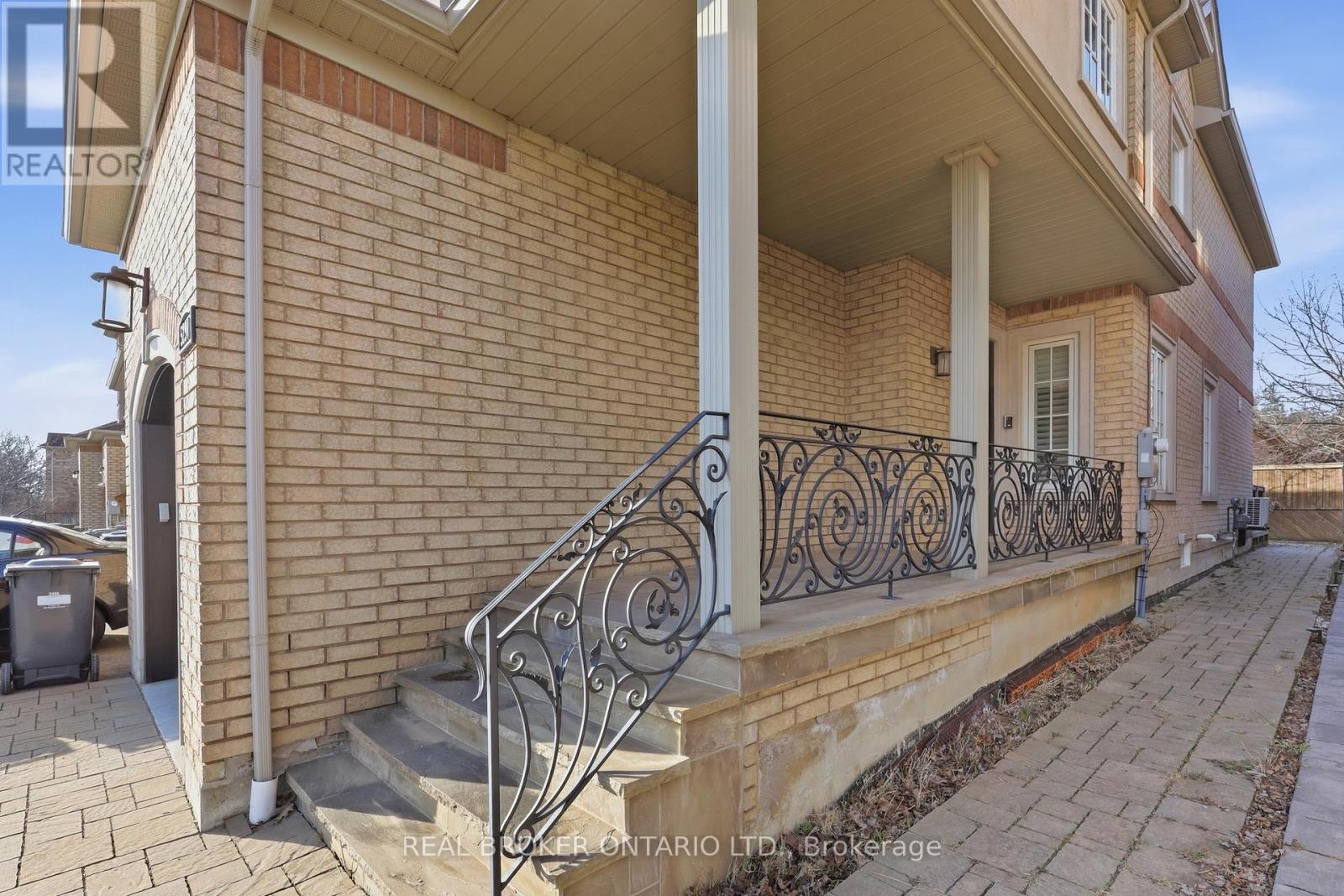 Row / Townhouse for Sale in 5290 ROADSIDE WAY|Mississauga (Churchill Meadows), Ontario L5M0H9 3