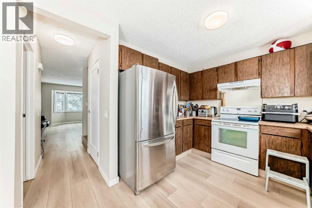 Duplex for Sale in 139 Bermuda Drive NW|Calgary, Alberta T3K1H6 5