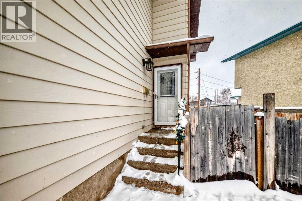 Duplex for Sale in 139 Bermuda Drive NW|Calgary, Alberta T3K1H6 2