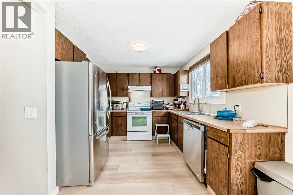 Duplex for Sale in 139 Bermuda Drive NW|Calgary, Alberta T3K1H6 4