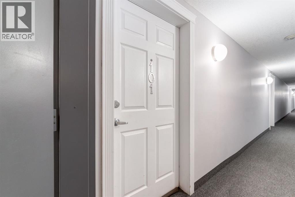 Apartment for Sale in 101, 11 Somervale View SW|Calgary, Alberta T2Y4A9 2