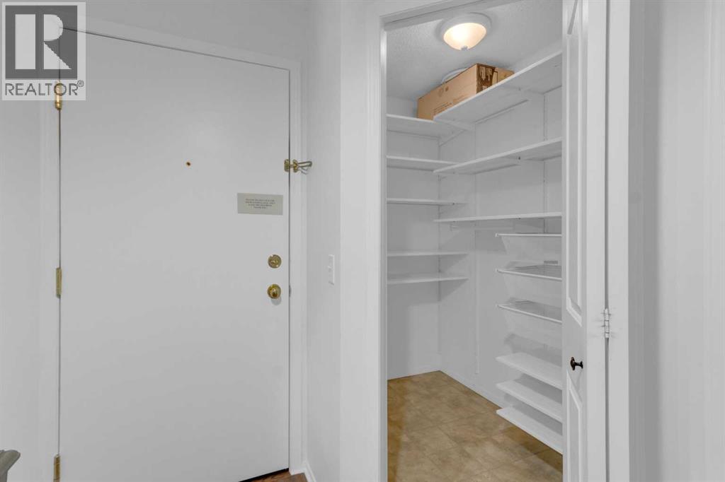 Apartment for Sale in 306, 6000 Somervale Court SW|Calgary, Alberta T2Y4J4 4