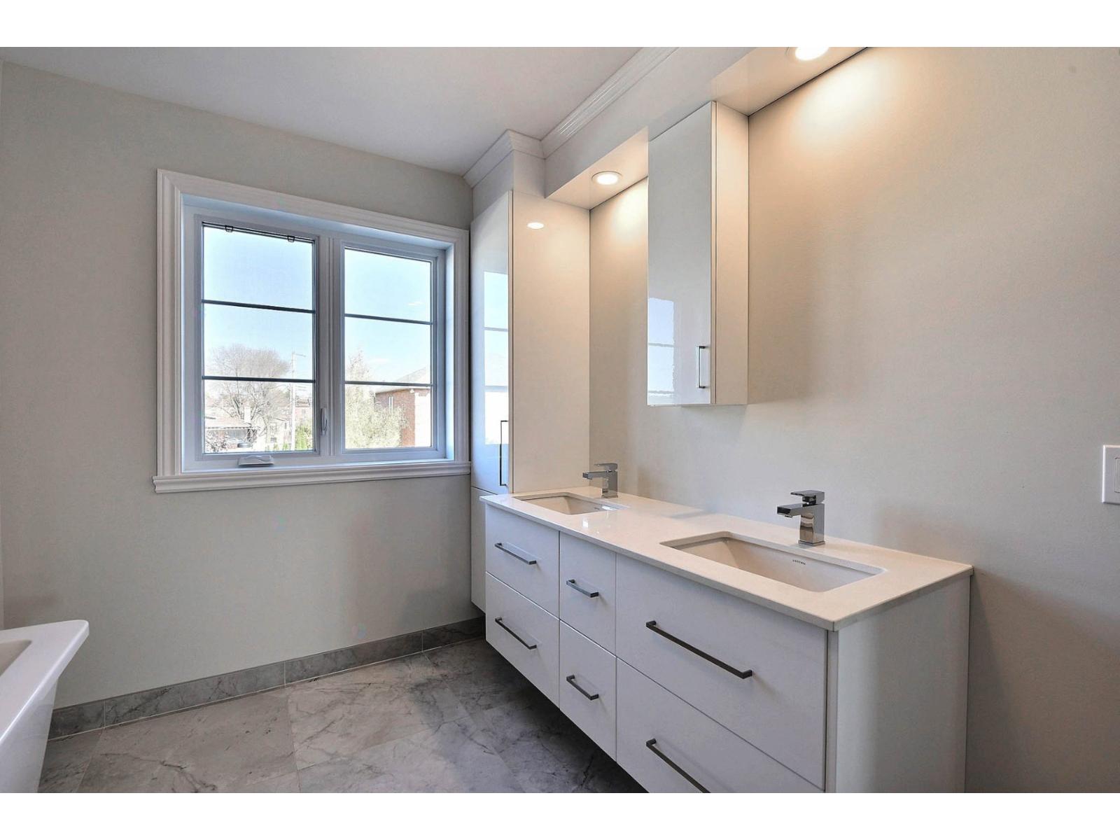 For sale: 11031 Boul. Perras, Montréal (Rivière-des-Prairies/Pointe-aux ...
