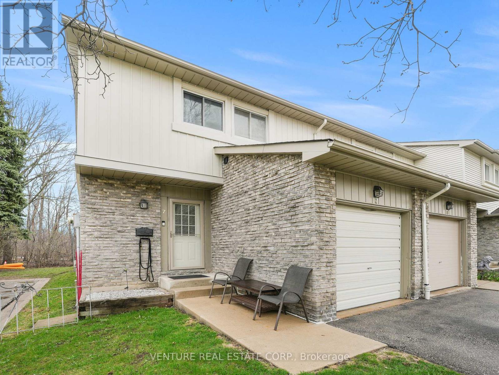 Row / Townhouse for Sale in 7 - 6779 GLEN ERIN DRIVE|Mississauga (Meadowvale), Ontario L5N2C1 2