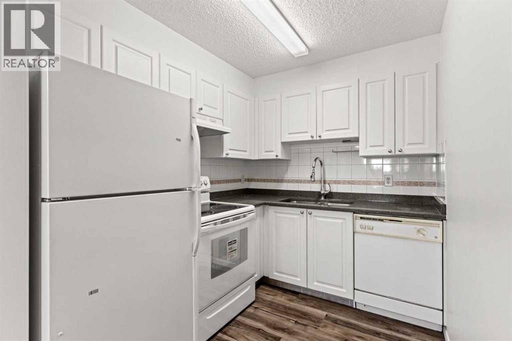 Apartment for Sale in 3320, 6818 Pinecliff Grove NE|Calgary, Alberta T1Y7L2 2