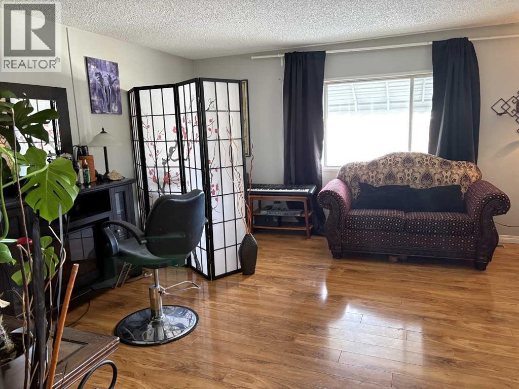 Mobile Home for Sale in 207, 3223 83 Street NW|Calgary, Alberta T3B5N4 3