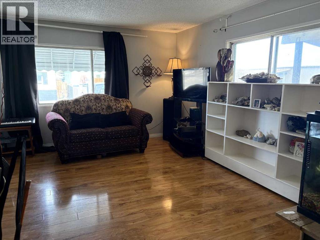 Mobile Home for Sale in 207, 3223 83 Street NW|Calgary, Alberta T3B5N4 4