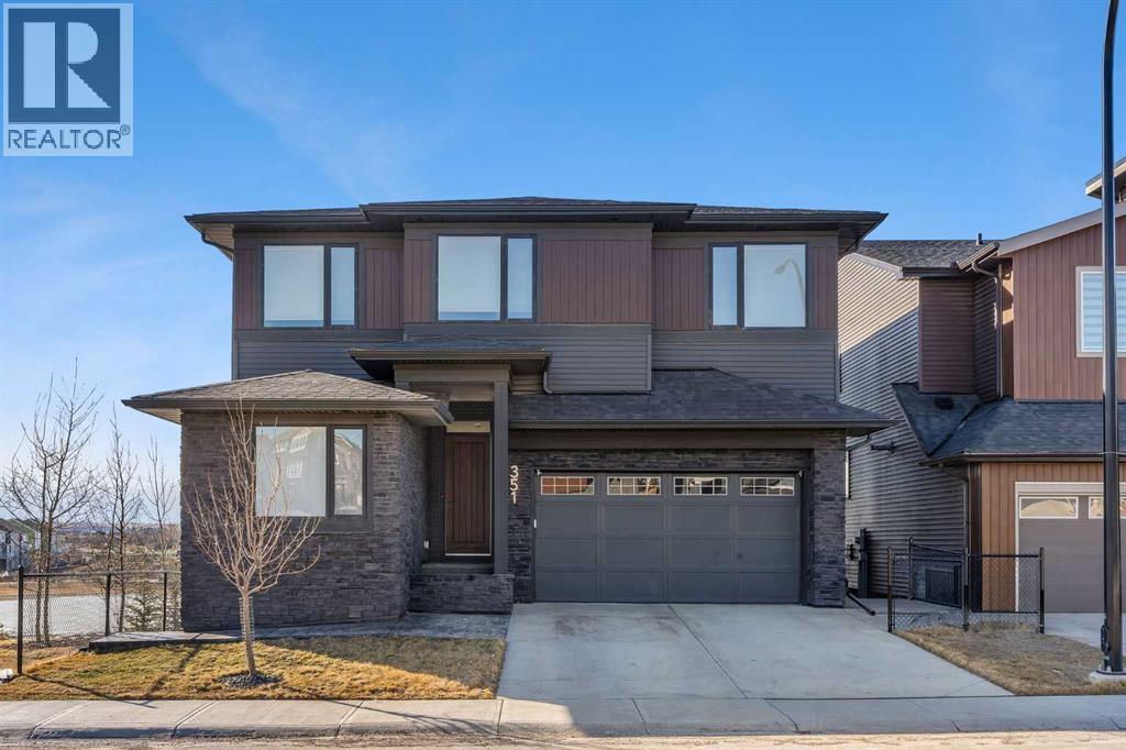 House for Sale in 351 Lucas Way NW|Calgary, Alberta T3P1Z3 2