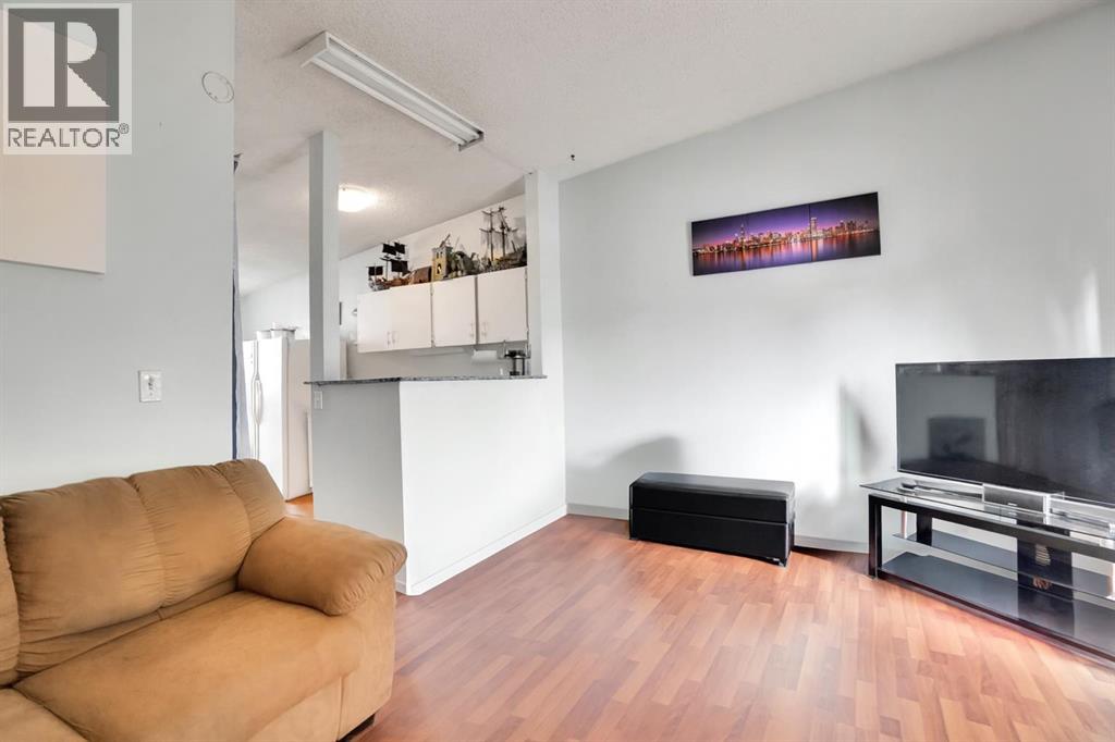 Row / Townhouse for Sale in 2, 459 Huntsville Crescent NW|Calgary, Alberta T2K4W3 3