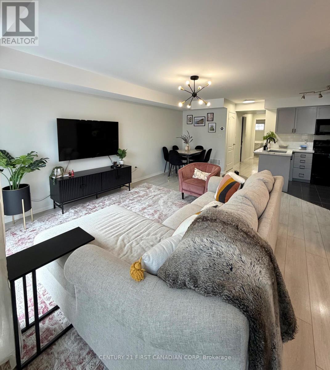 Row / Townhouse for Sale in 2 - 35 HAYS BOULEVARD|Oakville (RO River Oaks), Ontario L6H0J1 4