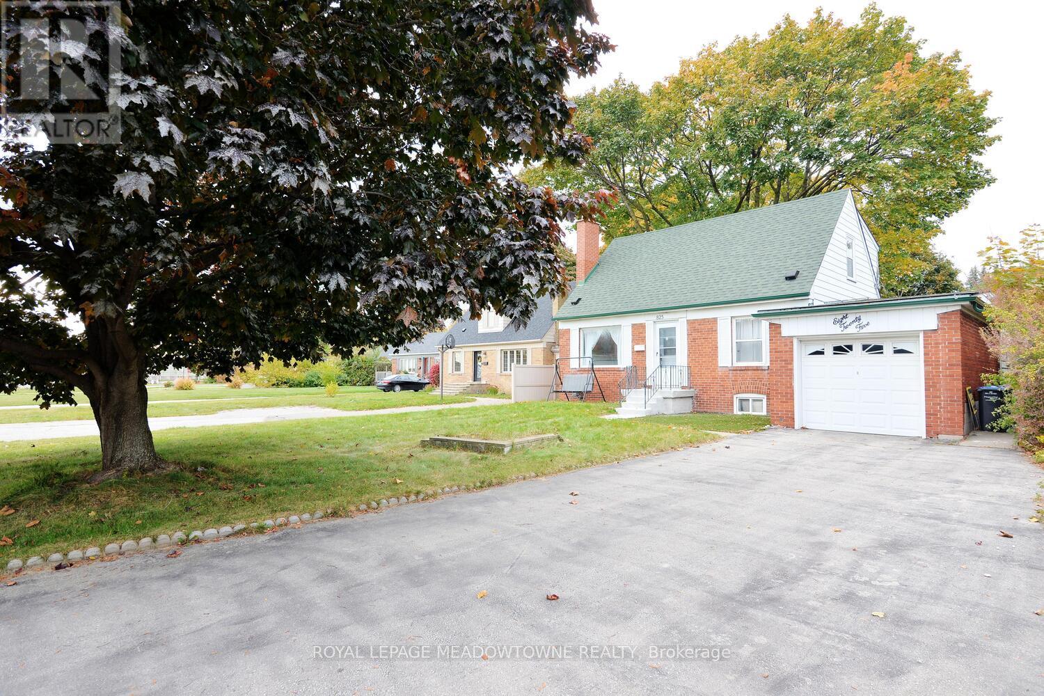 825 NORTH SERVICE ROAD